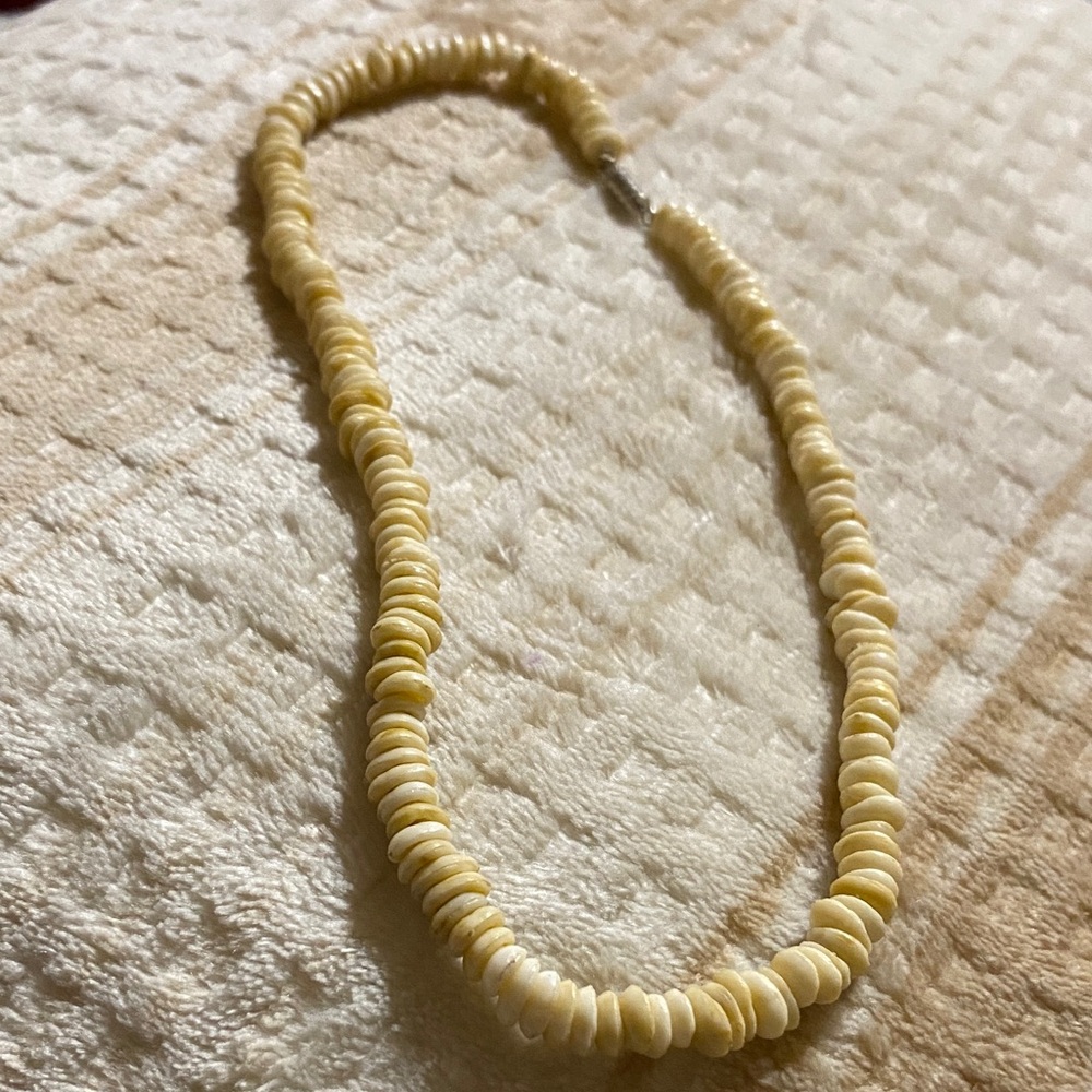 Beautiful cream color Puka shell necklace in be 15”
